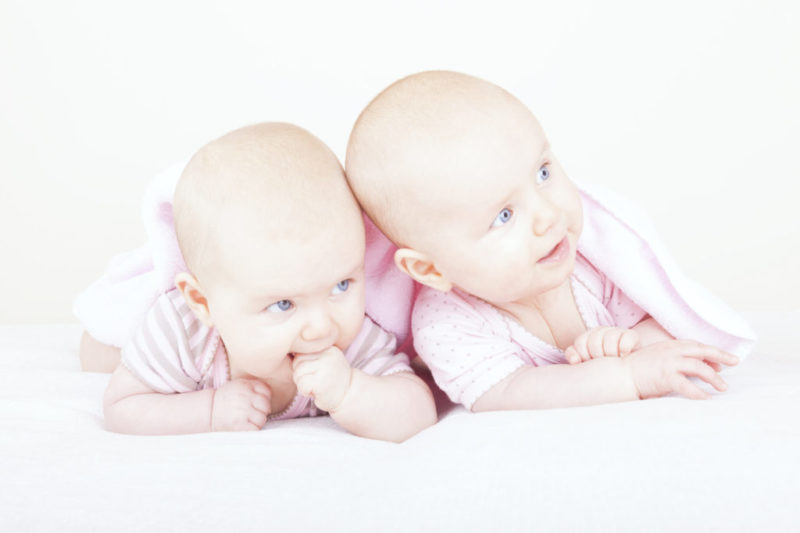 Noa y Leire salvan la vida de su hermano Izan