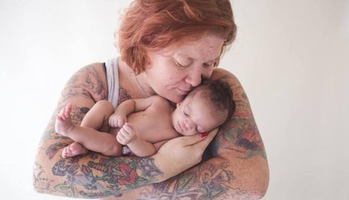 Rechaza a su bebé adoptado por su aspecto y lo acoge su madre biológica