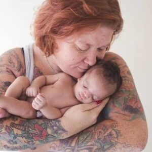 Rechaza a su bebé adoptado por su aspecto y lo acoge su madre biológica