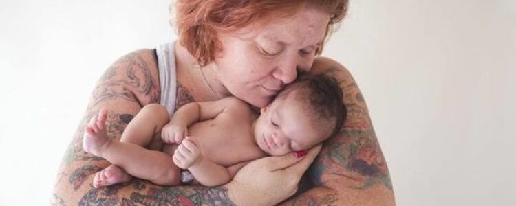 Rechaza a su bebé adoptado por su aspecto y lo acoge su madre biológica
