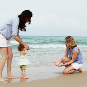 Sentencia reconoce el derecho de unos abuelos de visitar a su nieta, hija de madres lesbianas