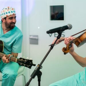 Sharon Corr y Álex Ubago se emocionan cantando a embriones humanos