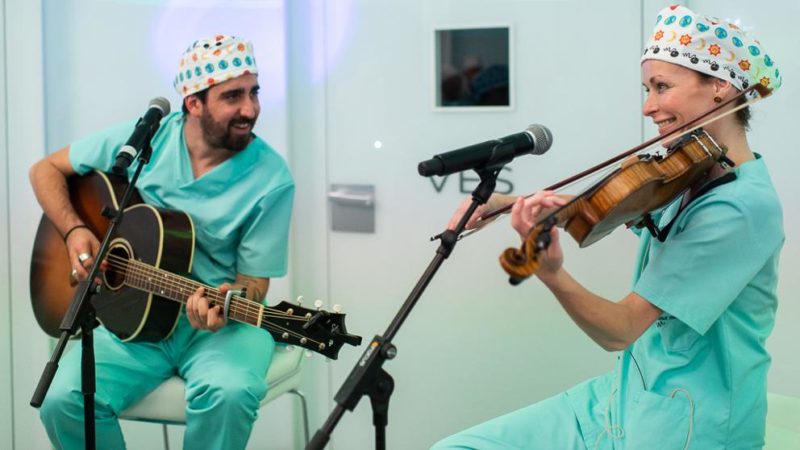 Sharon Corr y Álex Ubago se emocionan cantando a embriones humanos