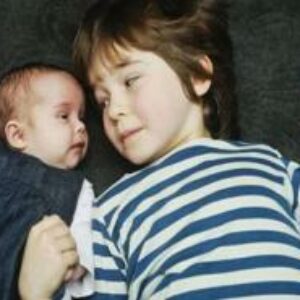 Son gemelos pero nacieron con cinco años de diferencia