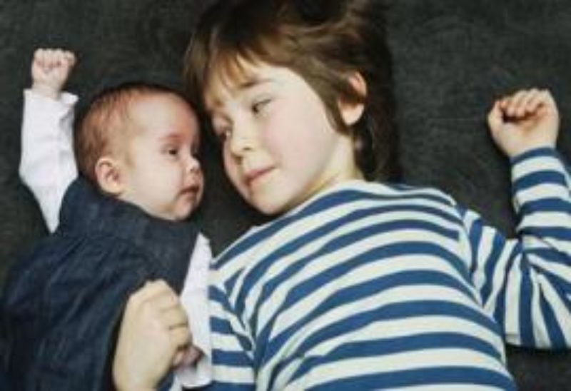 Son gemelos pero nacieron con cinco años de diferencia