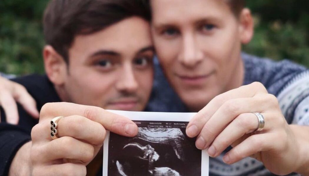 Tom Daley y su esposo Dustin Lance Black están “embarazados”