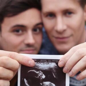 Tom Daley y su esposo Dustin Lance Black están “embarazados”