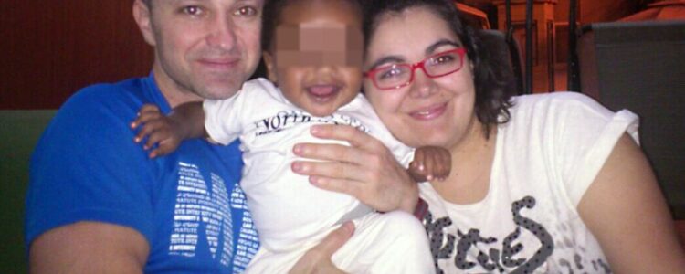 Un juez ha decidido revocar la adopción y quitarles los niños a dos parejas españolas