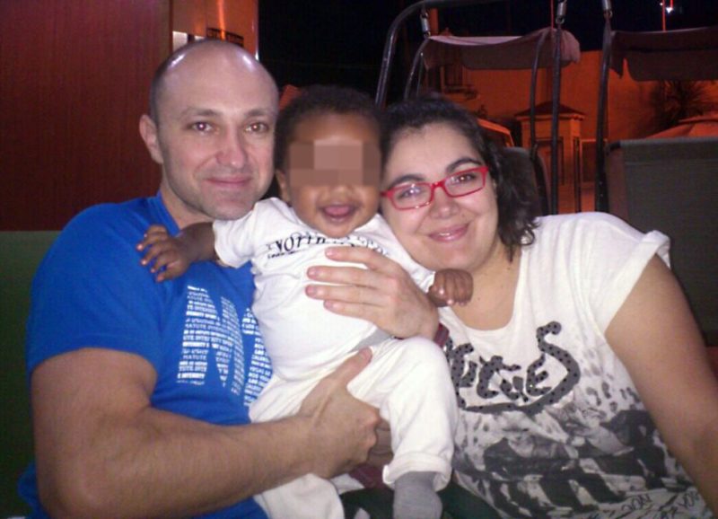 Un juez ha decidido revocar la adopción y quitarles los niños a dos parejas españolas