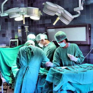 Un médico deberá mantener a un niño nacido por fallar en el aborto