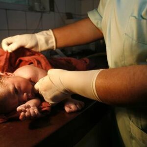 Una madre adelanta el parto para que el padre conozca a su hija