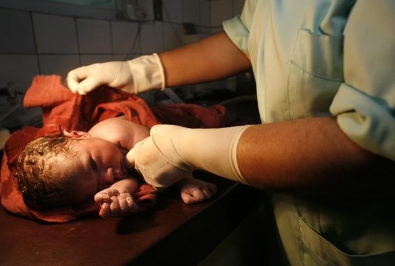 Una madre adelanta el parto para que el padre conozca a su hija