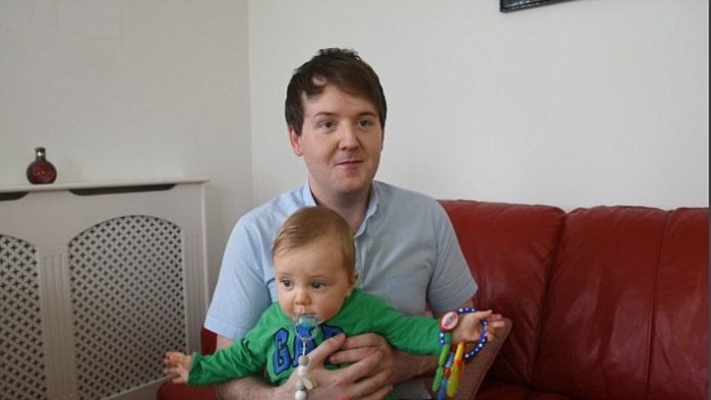 Una madre gesta un óvulo fertilizado con el esperma de su hijo homosexual