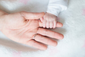 Una madre italiana muere dejando a su hija neonata regalos para sus 18 cumpleaños