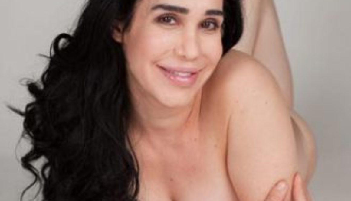 Una madre posa desnuda luego de dar a luz a sus octillizos