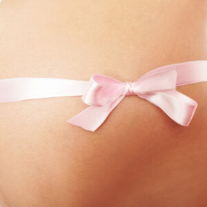 Una mujer da a luz a tres bebés tras quedarse embarazada de manera natural y por fecundación in vitro a la vez