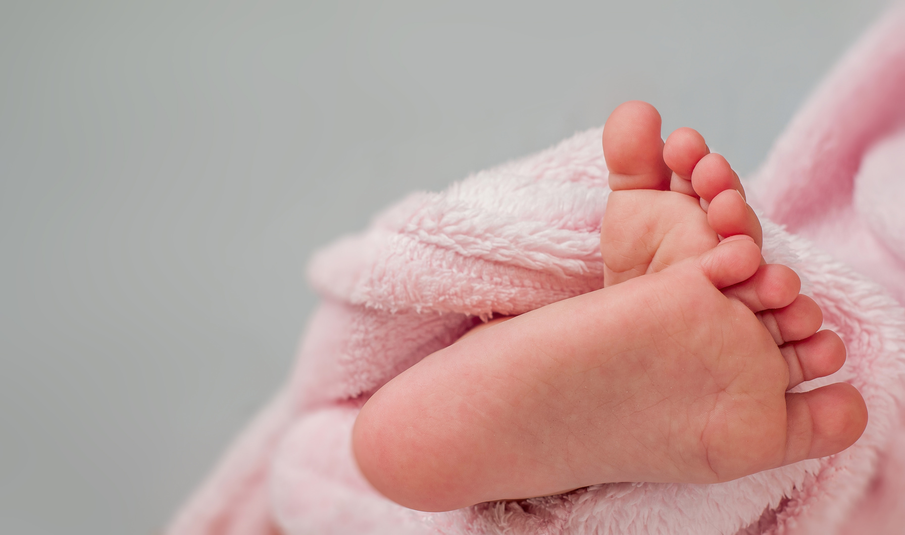 Una mujer de 26 años da a luz a un bebé cuyo embrión se congeló hace 25 años