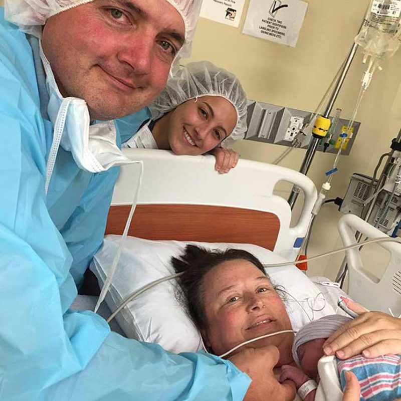 Una mujer de 40 años da a luz 4 semanas después de enterarse que estaba embarazada