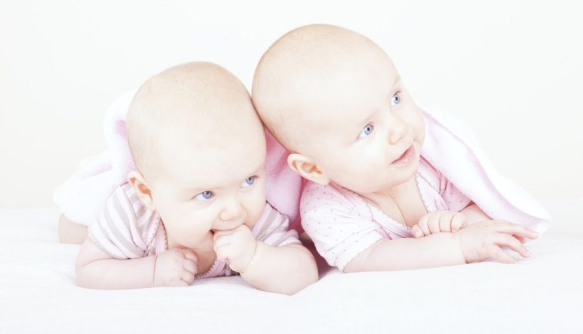 Una mujer de Reino Unido da a a luz a dos pares de gemelos en el mismo día en diferentes años