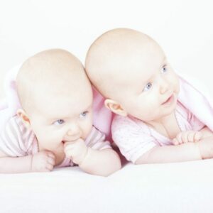 Una mujer de Reino Unido da a a luz a dos pares de gemelos en el mismo día en diferentes años