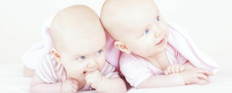 Una mujer de Reino Unido da a a luz a dos pares de gemelos en el mismo día en diferentes años