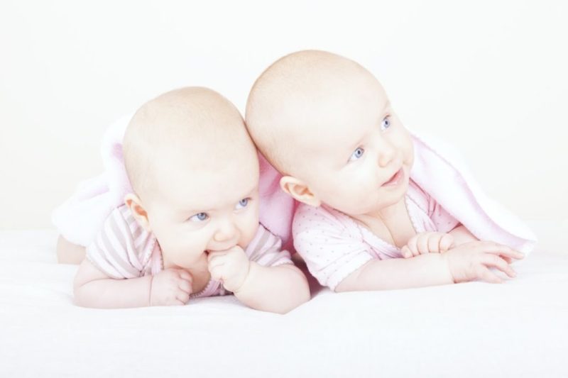 Una mujer de Reino Unido da a a luz a dos pares de gemelos en el mismo día en diferentes años