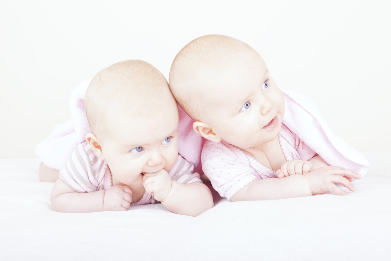 Una mujer de Reino Unido da a a luz a dos pares de gemelos en el mismo día en diferentes años