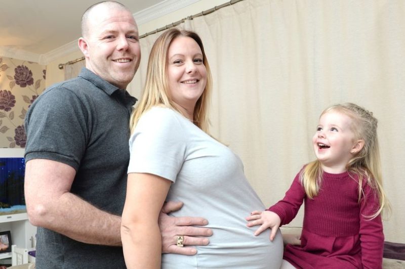 Una mujer quedó embarazada de dos pares de gemelas idénticas en su último intento con la Fecundación In Vitro