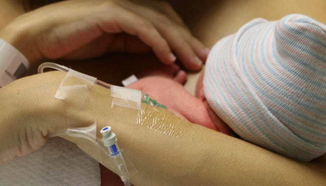 Una mujer da a luz una niña sana tras extirparle el cuello del útero por un tumor