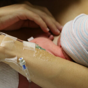 Una mujer da a luz una niña sana tras extirparle el cuello del útero por un tumor