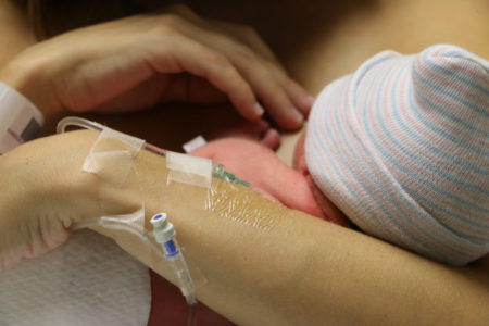 Una mujer da a luz una niña sana tras extirparle el cuello del útero por un tumor