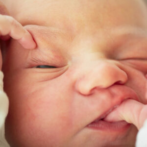 La bebé que nació de un embrión congelado hace 27 años (y estableció un récord)